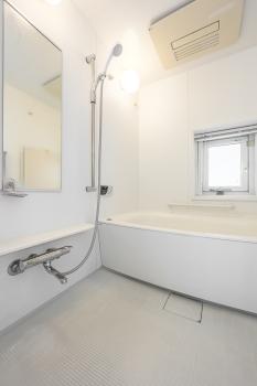 浴室乾燥機が設置されています。季節や天候を問わず、いつでも快適に利用可能です。