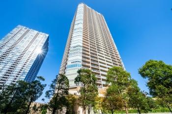 堂々と佇むタイル貼りの外観