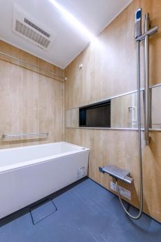 浴室は換気乾燥暖房機付きで雨の日の洗濯物も安心