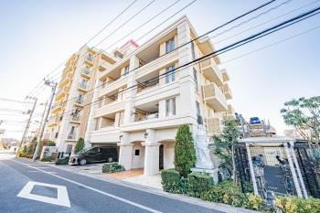 柱型の縦ラインを強調したフォルムが印象的な外観