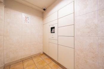 共用部に宅配ボックスがあるため、不在時にも荷物の受け取りが可能です。