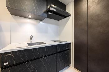 １５段階の加熱レベル設定可能なIHクッキングヒーター付きキッチン