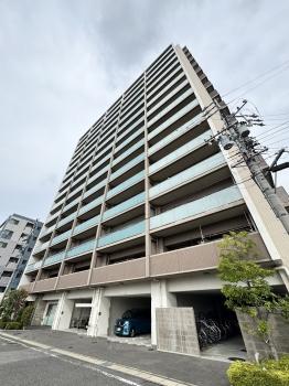 マンション南東側外観。アースカラーとホワイトタイルの格調高いデザインです