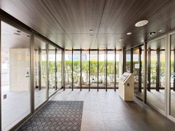 エントランスホール。TVモニター付きオートロックで来訪者を確認できます