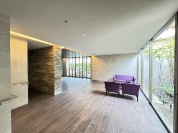 来訪者との語らいや待合せ場所として便利なエントランス内ラウンジコーナー