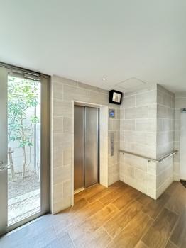 エレベーターホール。エレベーター内の様子を外部から確認できる防犯カメラ付き