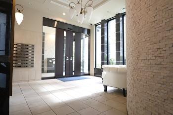 質感のある大理石モザイクを細かく貼り込んだ高級感のあるエントランスホール