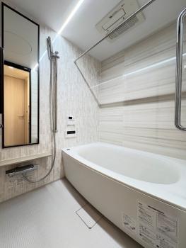 浴室には追い焚き機能、暖房乾燥機付き