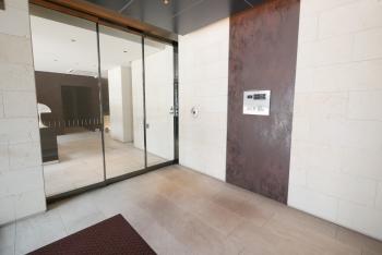 不審者や勧誘員などが建物内に立ち入るのを防いでくれるオートロック付き