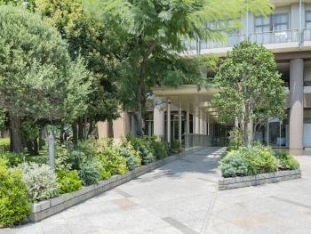 人を心地よく迎え、送り出すメインエントランス