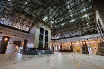 エントランスフロアはガラス張りにより、開放的でホテルライクな空間を演出します