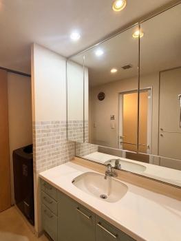 3面鏡が備わった洗面化粧台。ボウルとカウンターはお手入れのしやすい一体型です。