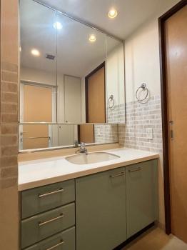 リネン庫があり、入浴後もさっとタオルを取り出せます。