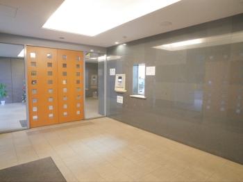 不審者や勧誘員などが建物内に立ち入るのを防いでくれるオートロック付き