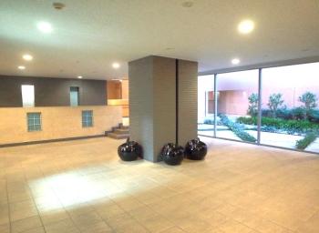 管理の行き届いた清潔感のあるロビー