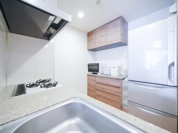 キッチンには備え付けの食器棚がございます