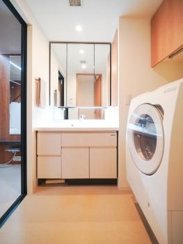 洗面室　３面鏡付きの洗面化粧台、洗濯機置き場がございます