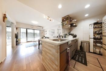 明るい印象のリビングダイニングキッチン