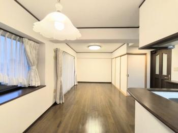 出窓がついているので写真などを飾れます。