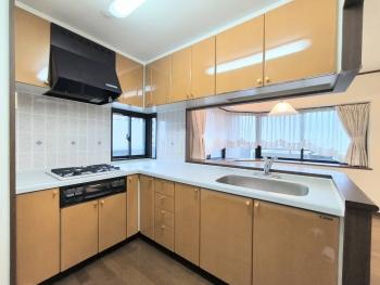 L字型キッチンには窓がついております。