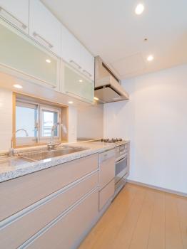 キッチンには窓もあり、明るく換気もできます