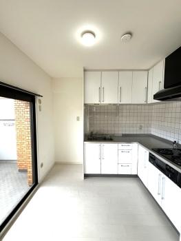 自然光が差し込み、明るくいL字型キッチン