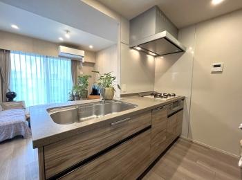 家族との会話が弾む対面式キッチン