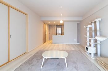 陽光が差し込む明るい約15.1帖のLDK