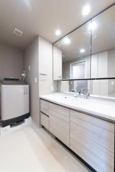 三面鏡が備わった洗面化粧台　リネン庫があり洗面用品をまとめることができます。