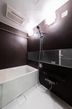 1317サイズの浴室　雨の日の衣類乾燥に便利な浴室乾燥機付きです。