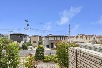 バルコニーからの眺望。前面は低層住宅が広かる住宅地です