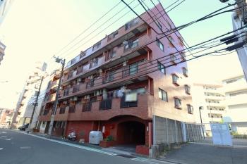 タイル張りの建物外観