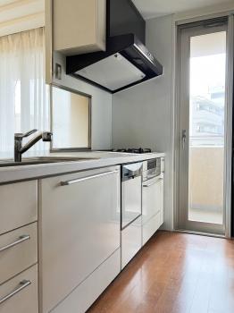 リビングを見渡せるカウンターキッチンです（ＣＧで作成したリフォームイメージです）