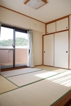 約６帖の和室は北西向きのバルコニーに面しています