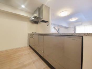 キッチン　約3.7帖　（CGで作成したリフォームイメージです）