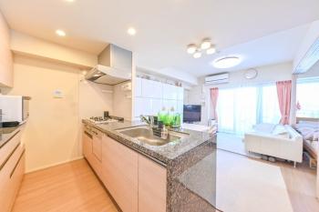 料理をしながら会話を楽しめる、対面式キッチン