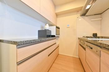 天然石を採用したキッチン。お手入れしやすく、耐久性もあります。