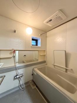 浴室乾燥機が設置されています。季節や天候を問わず、いつでも快適に利用可能です。