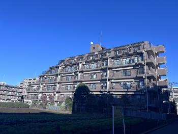 建物西側からの外観