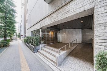 幅広のスロープと手すりのあるメインエントランス