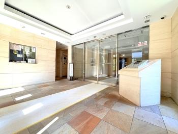 管理員の勤務形態：月～金、9:00～16:00