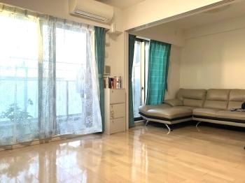 陽光が差し込む、明るい空間。ご家族皆様でゆったりとお寛ぎいただけます。