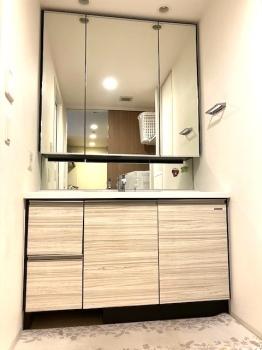 身だしなみを整えやすい、三面鏡・シャワー付き洗面化粧台です。