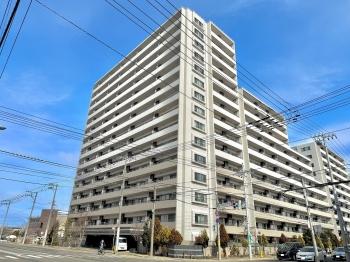 物件外観　２０１１年９月築　総戸数１４２戸のビッグコミュニティ