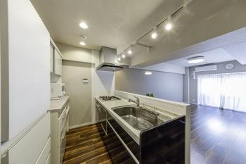 南西向きの明るいリビングダイニングキッチン