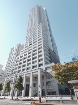 地上43階建て、商業施設複合型タワーマンションです。