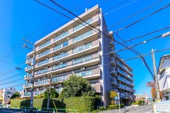 周辺には緑が多く、都心ながら穏やかな雰囲気を楽しめます