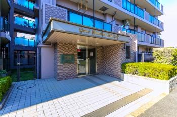 重厚感あるタイル貼りのエントランス