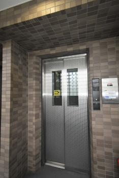 9人乗りエレベーター1基