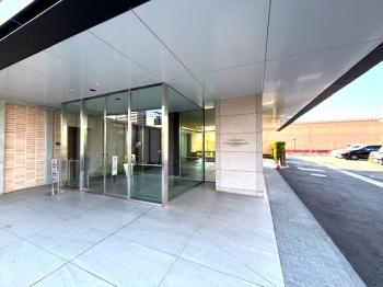 庇のある車寄せとアプローチ